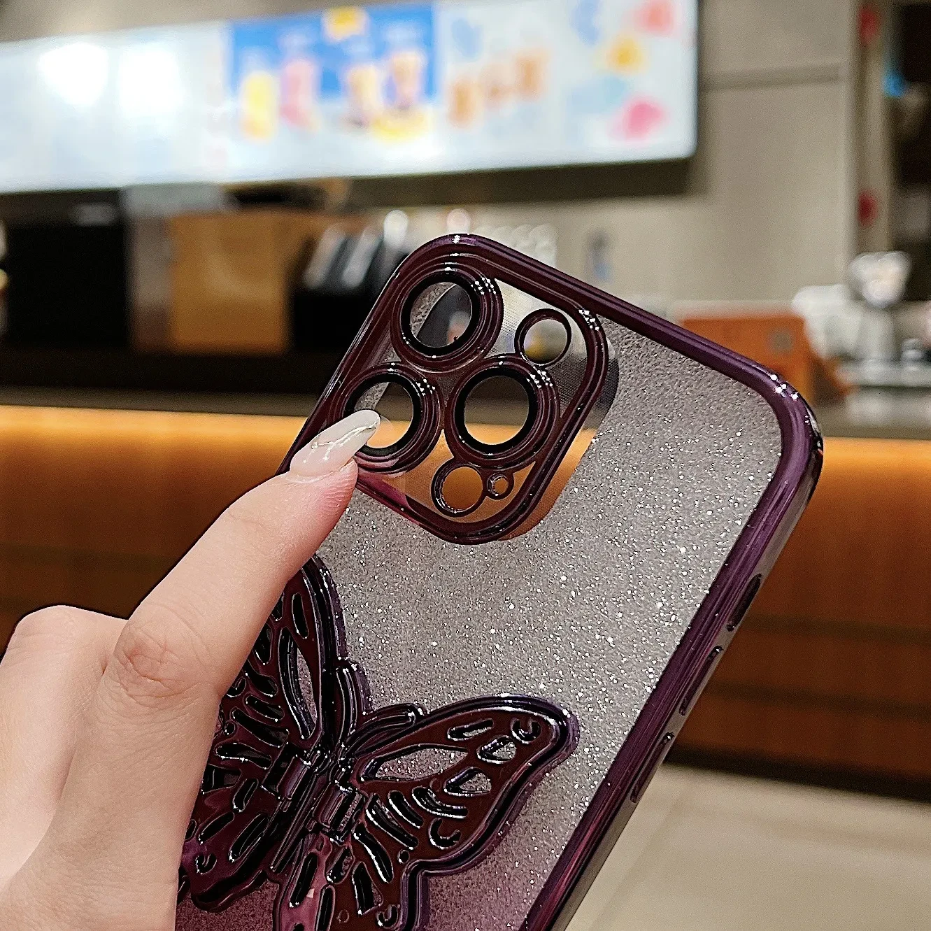 Funda protectora para teléfono con diseño de mariposa hueca y revestimiento transparente degradado