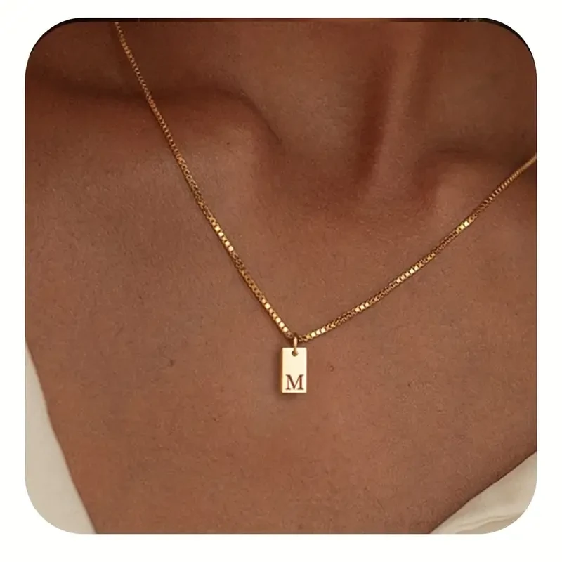 Collar con iniciales en inglés en oro de 14 quilates