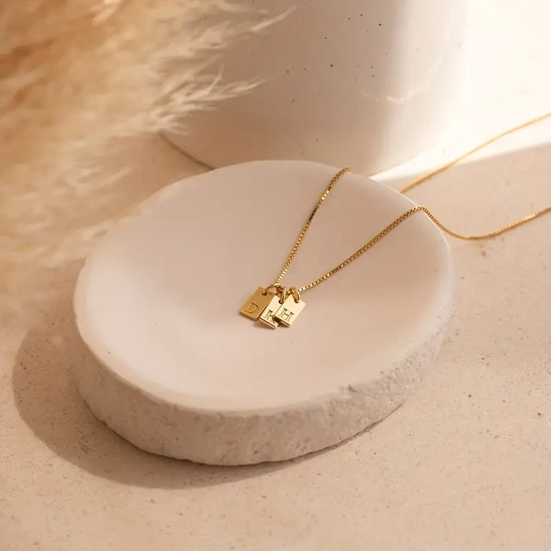 Collar con iniciales en inglés en oro de 14 quilates