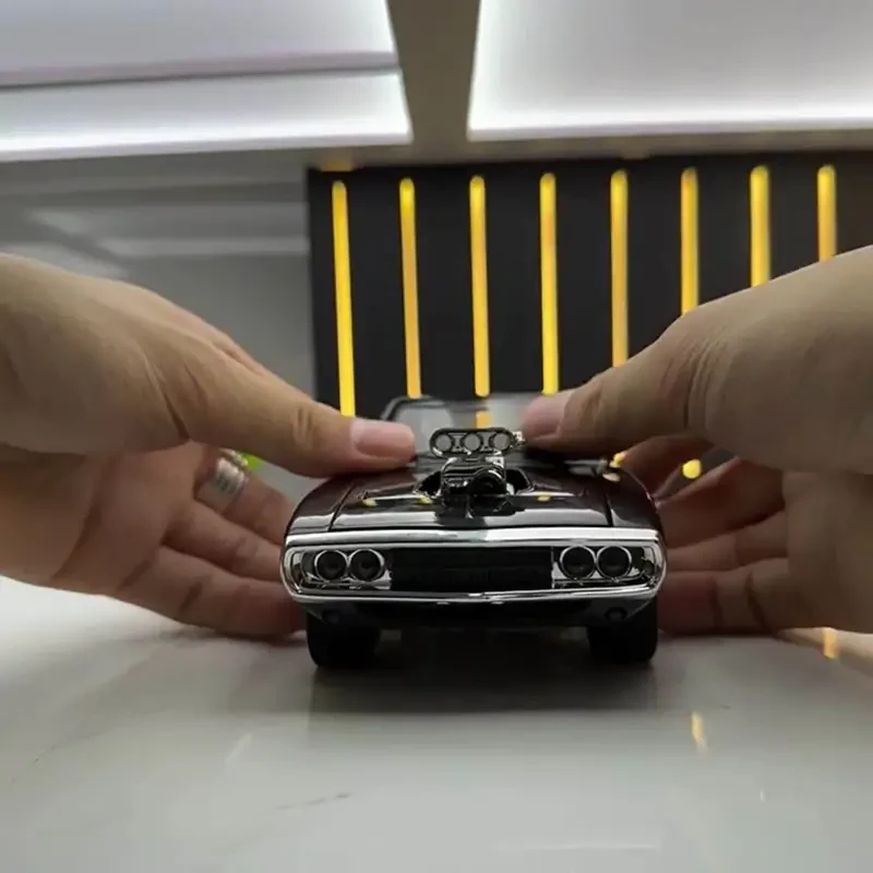Modelo clásico de coche de aleación fundida a presión a escala 1:32 con puertas que se abren, sonido y efectos de luz.