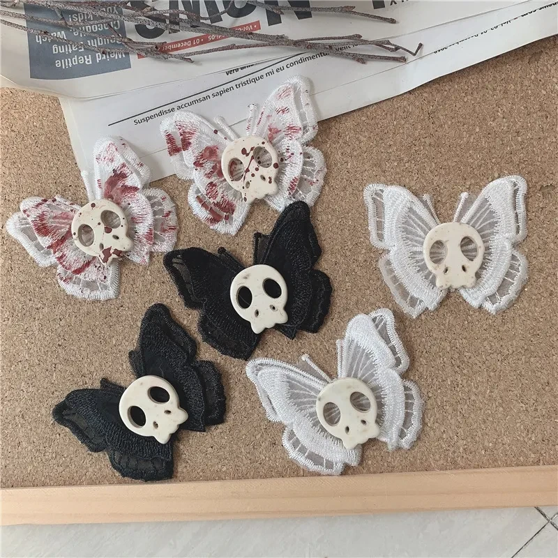 Accesorio para el cabello con pinza lateral y diseño de calavera