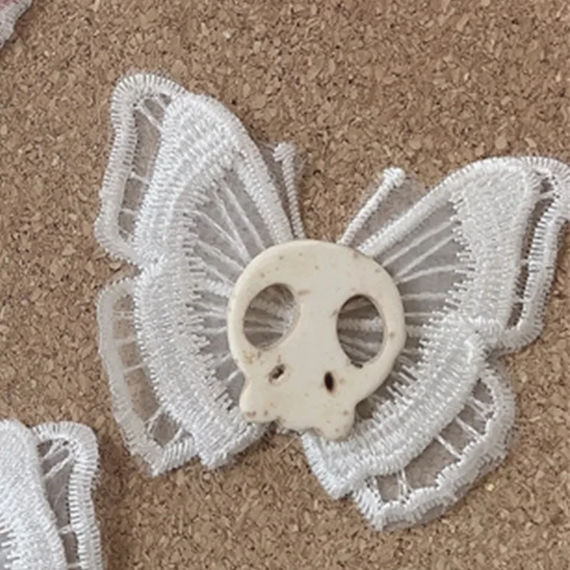 Accesorio para el cabello con pinza lateral y diseño de calavera