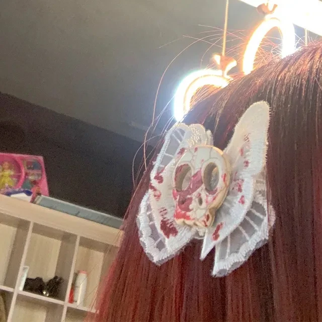 Accesorio para el cabello con pinza lateral y diseño de calavera