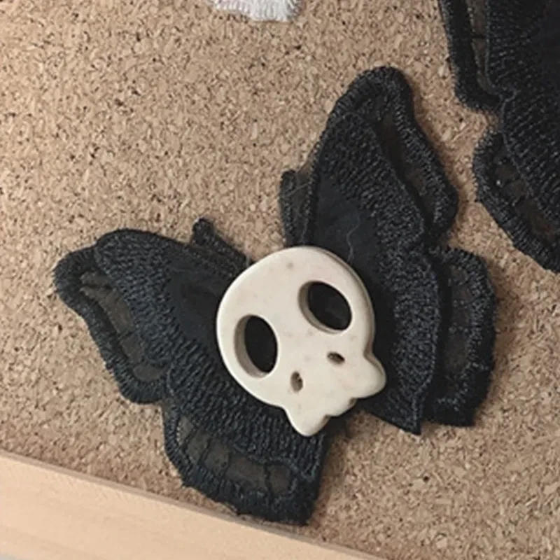 Accesorio para el cabello con pinza lateral y diseño de calavera