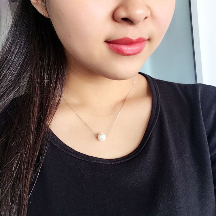 Collar de perlas colgando