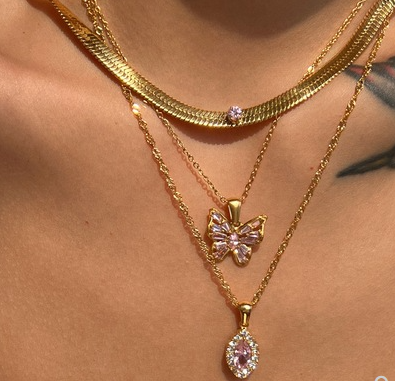 Collar de acero y titanio con circonitas de ojo de caballo en forma de aceituna y perforación completa