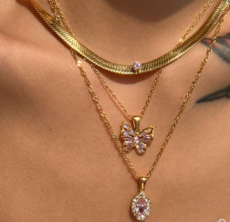 Collar de acero y titanio con circonitas de ojo de caballo en forma de aceituna y perforación completa