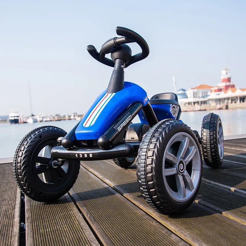 Ejercicio de fitness con pedales de cuatro ruedas para karts infantiles
