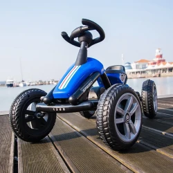 Ejercicio de fitness con pedales de cuatro ruedas para karts infantiles
