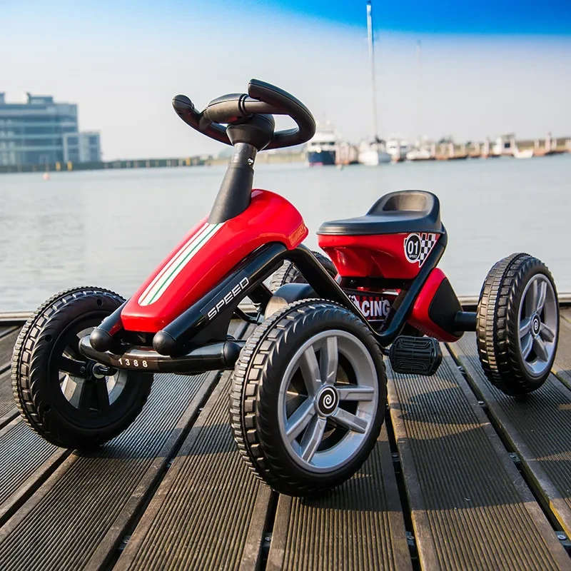 Ejercicio de fitness con pedales de cuatro ruedas para karts infantiles