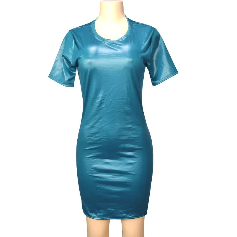 Vestido ajustado hasta la rodilla con cuello redondo y manga larga de piel sintética