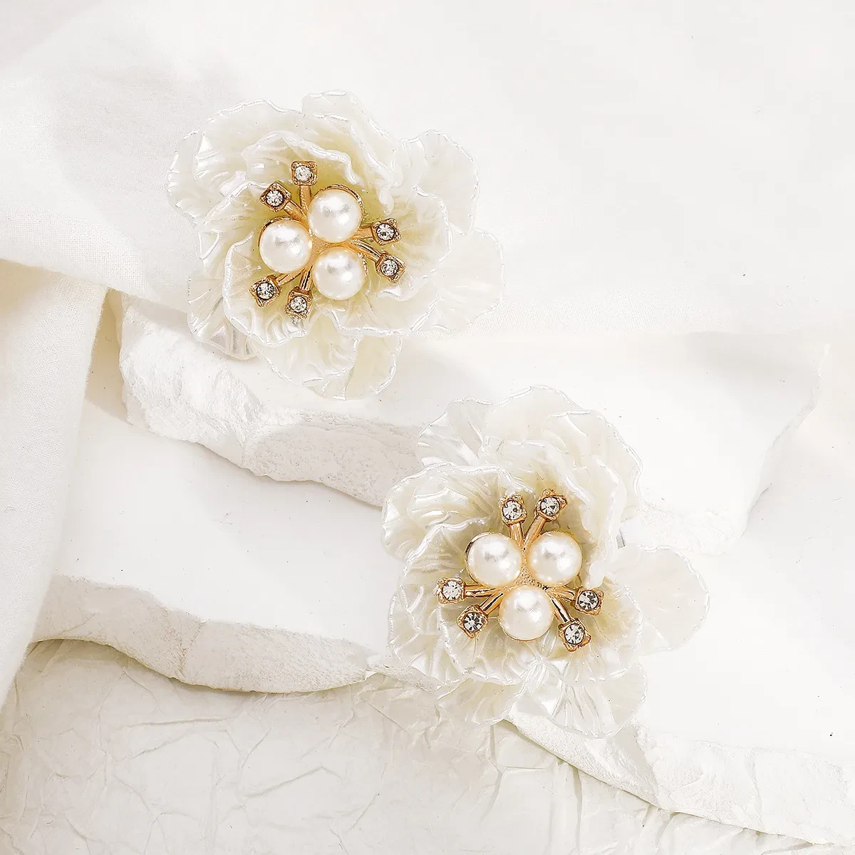 Collar romántico de perlas de camelia tridimensionales