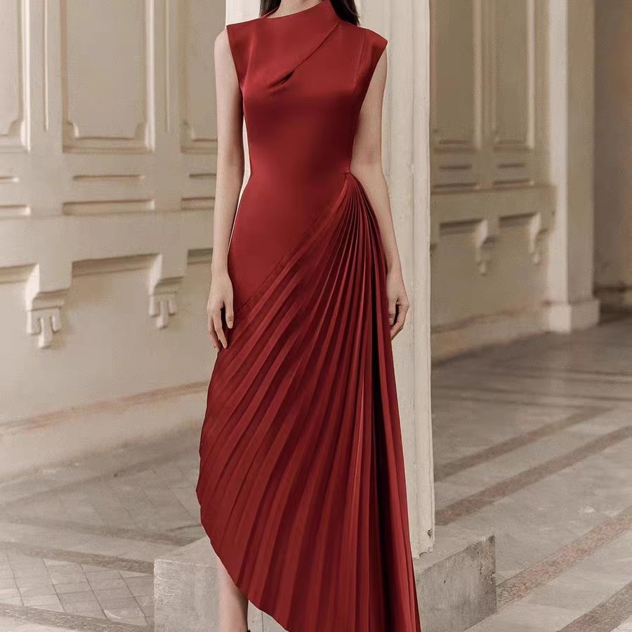 Vestido de otoño e invierno con cuello alto y medio asimétrico.