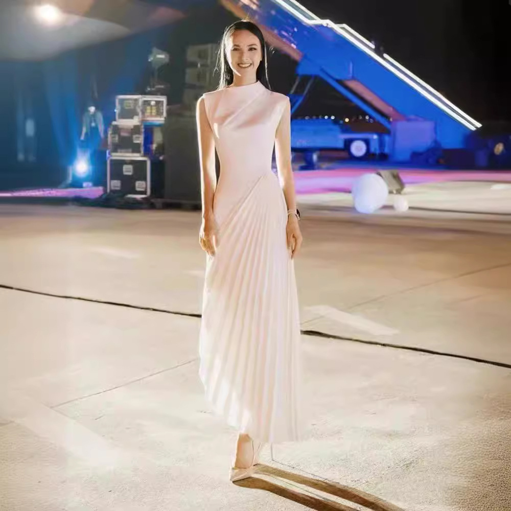 Vestido de otoño e invierno con cuello alto y medio asimétrico.