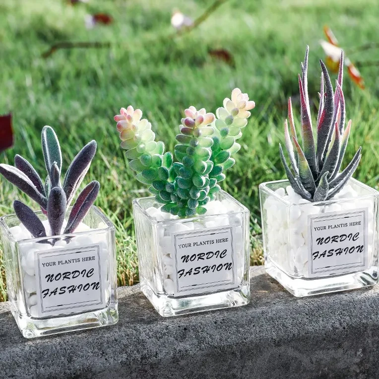 Simulación de planta verde pequeña en maceta para escritorio de oficina