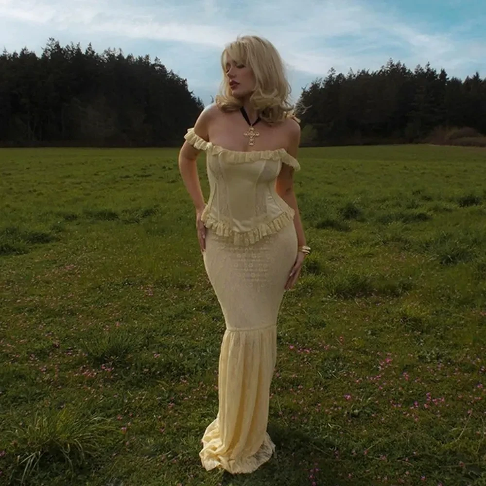 Vestido de moda con costura de encaje, escote descubierto y espalda descubierta