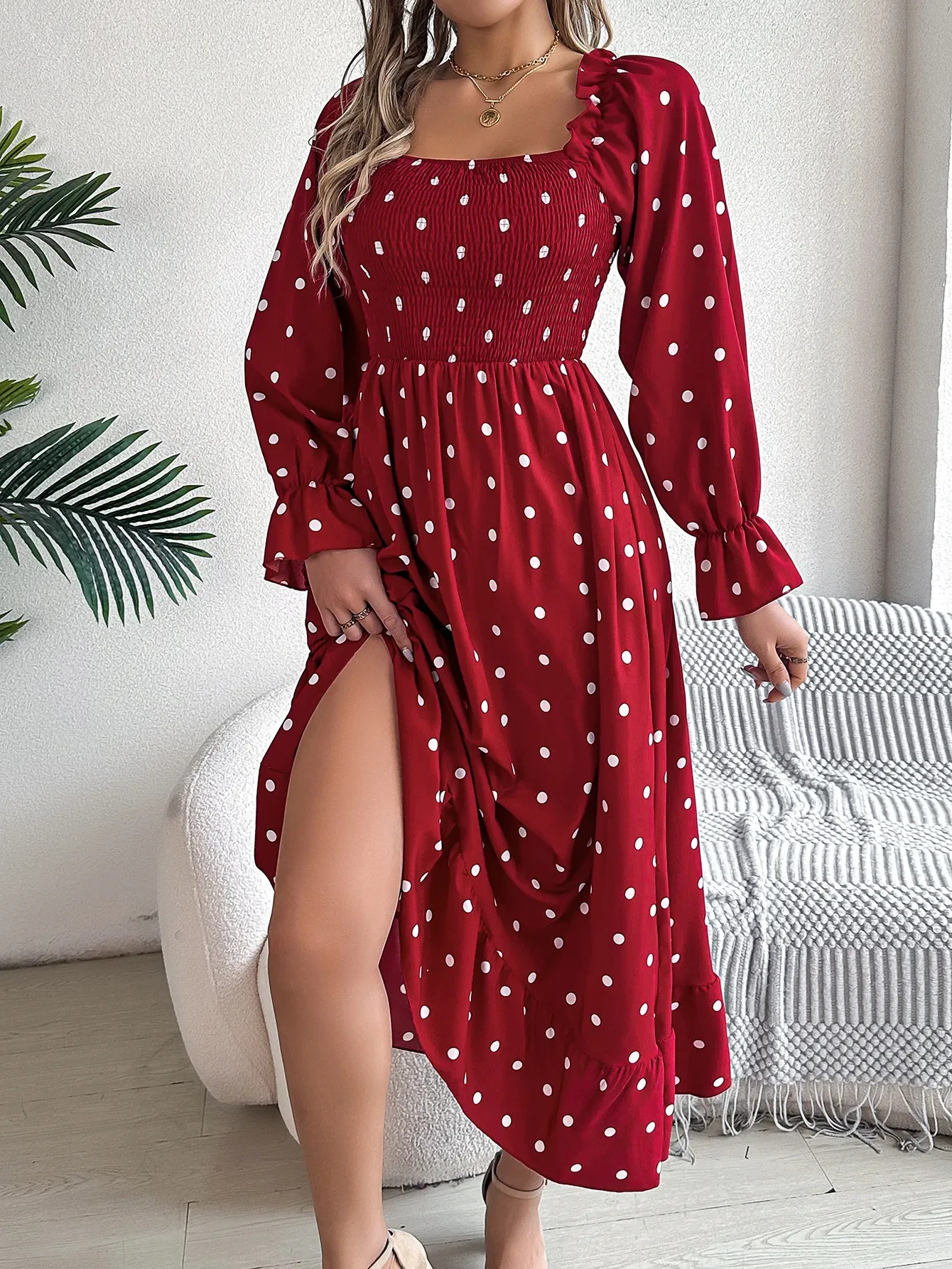 Vestido informal de lunares con cuello cuadrado y orejas de madera