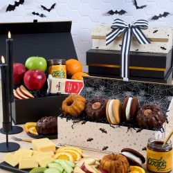 Torre de regalos espeluznante de frutas, queso y pasteles Bundt