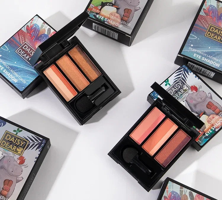 Sombra de ojos nude mate en tonos tierra con degradado tricolor