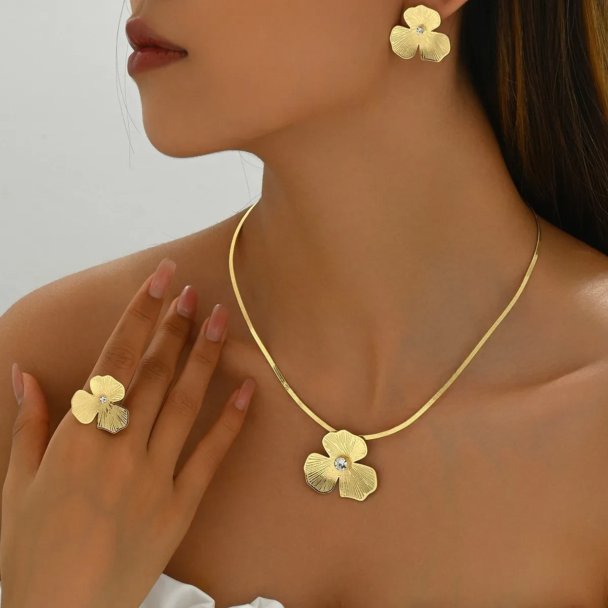 Collar sencillo para damas con anillo y traje de nicho