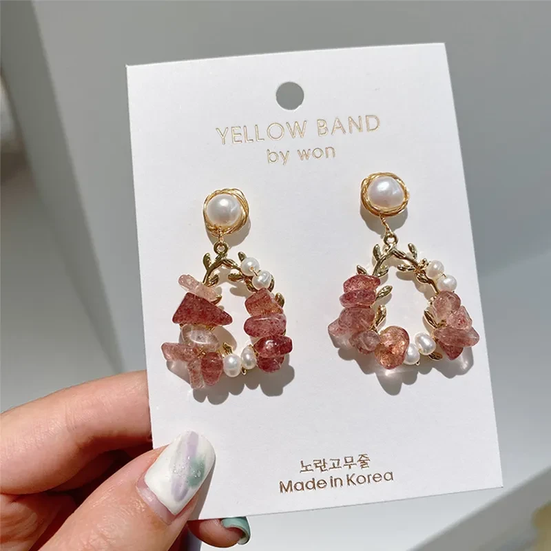 Pendientes de perlas con temperamento de súper hada, pendientes de red de cristal rojo, diseño de pendientes de hoja