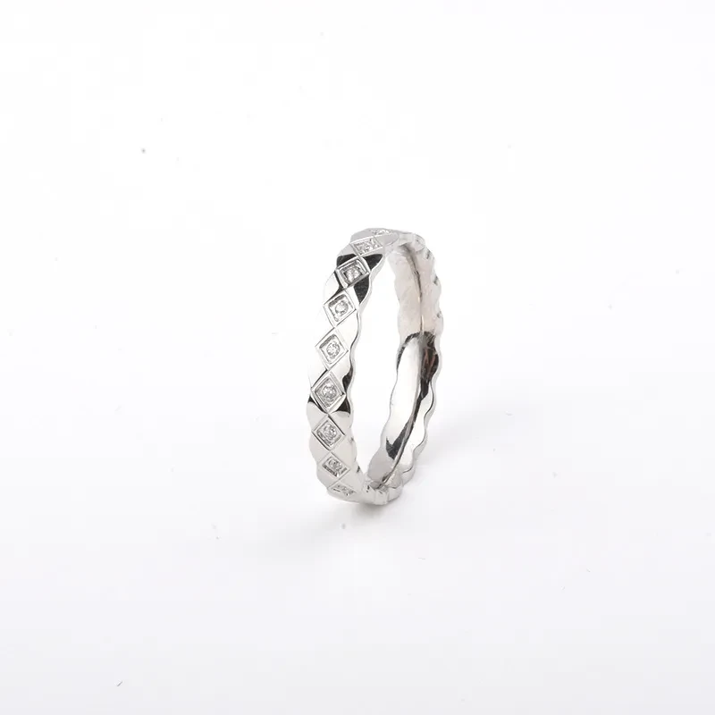 Anillo con diseño simple de diamantes y incrustaciones de diamantes