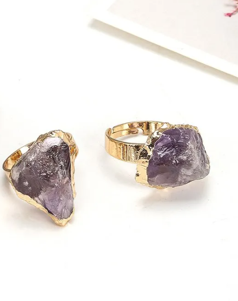 Anillo de piedra rugosa con baño de cristal natural
