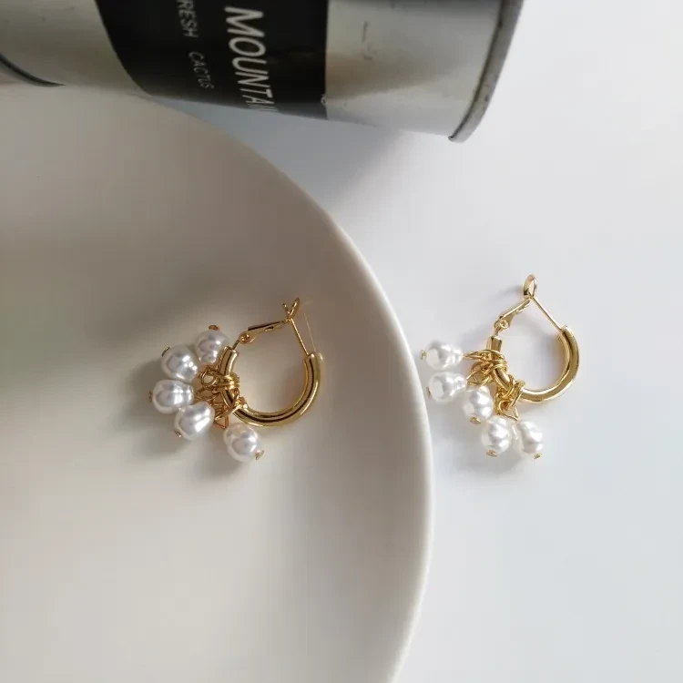 Pendientes sencillos con borlas de perlas