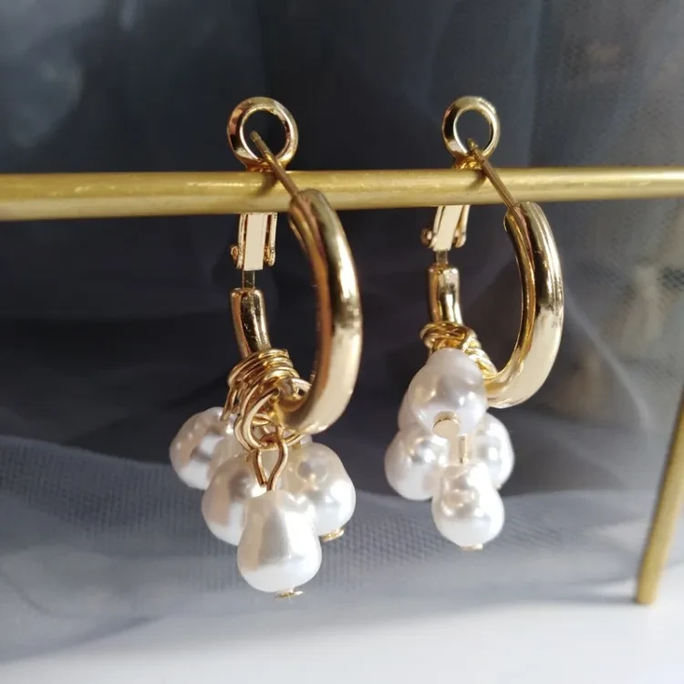 Pendientes sencillos con borlas de perlas