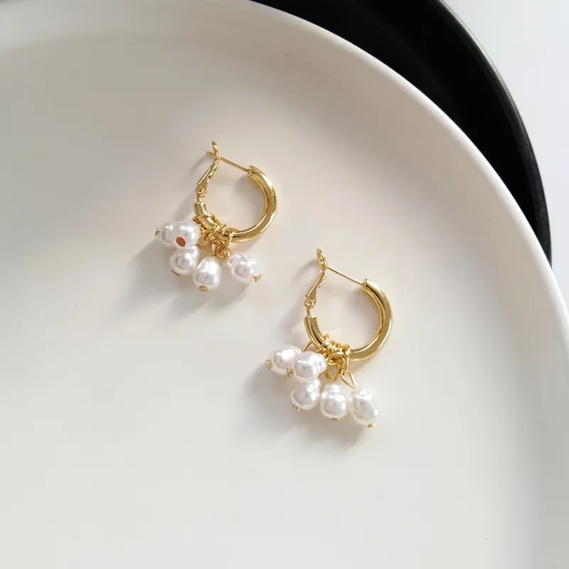 Pendientes sencillos con borlas de perlas