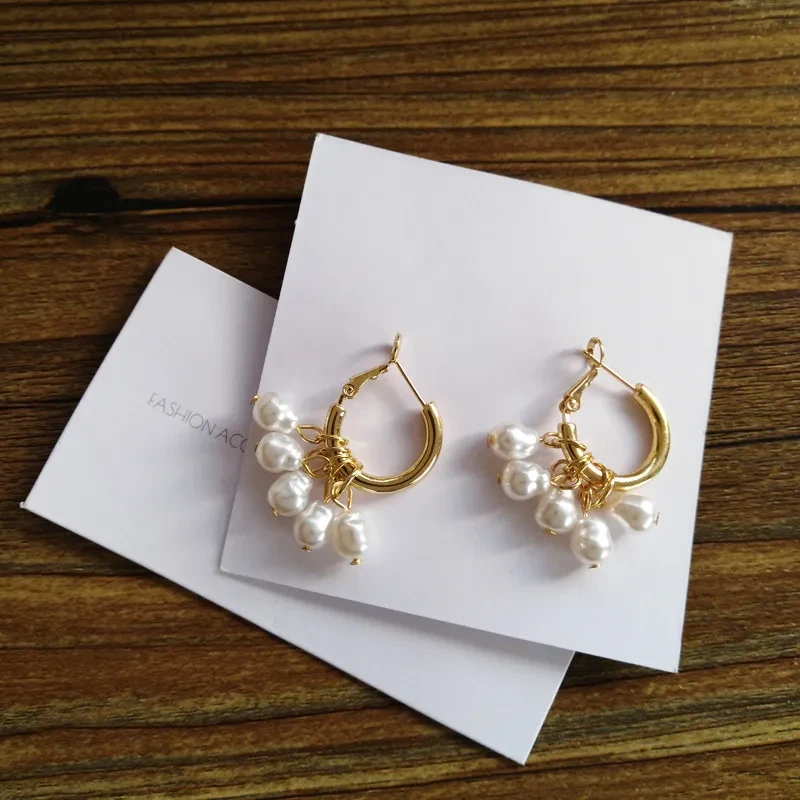 Pendientes sencillos con borlas de perlas