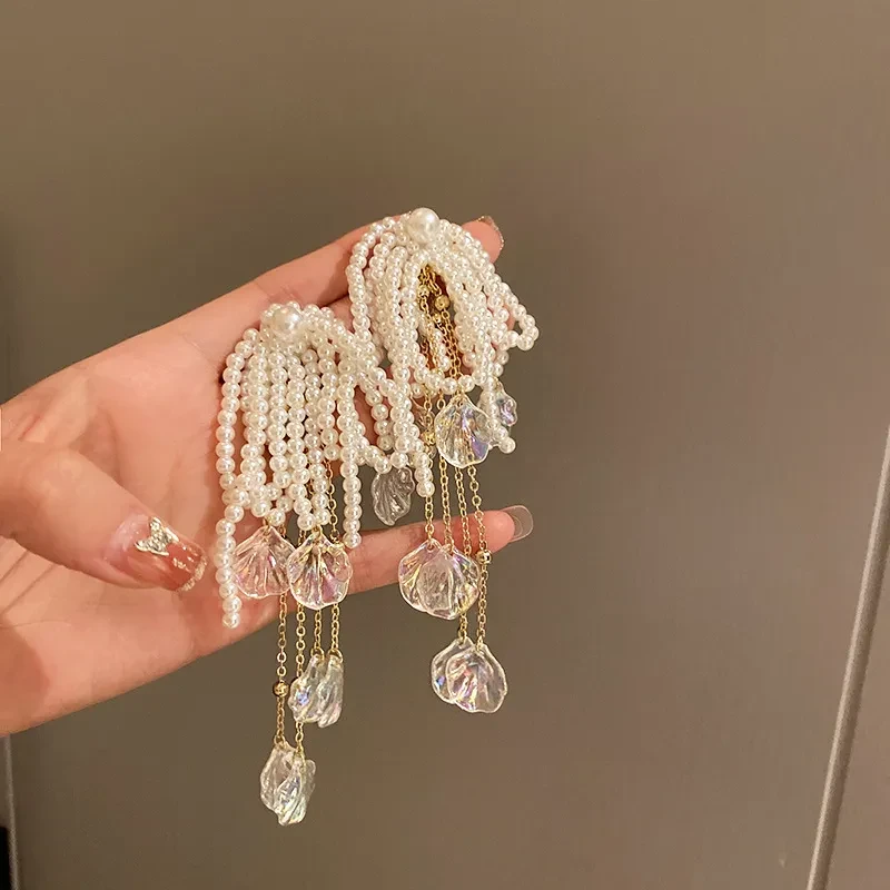 Pendientes largos exagerados de perlas para mujer con borlas y lazo de concha