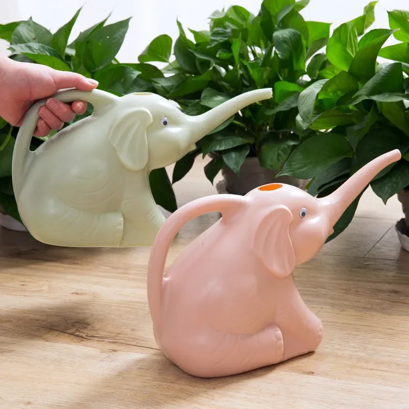 Elefante bebé regando flores con una regadera de boca larga