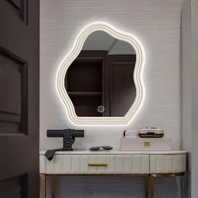 Espejo de maquillaje ondulado para colgar en la pared.
