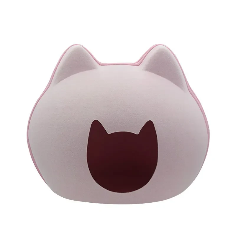 Casa para mascotas cerrada con arena para gatos