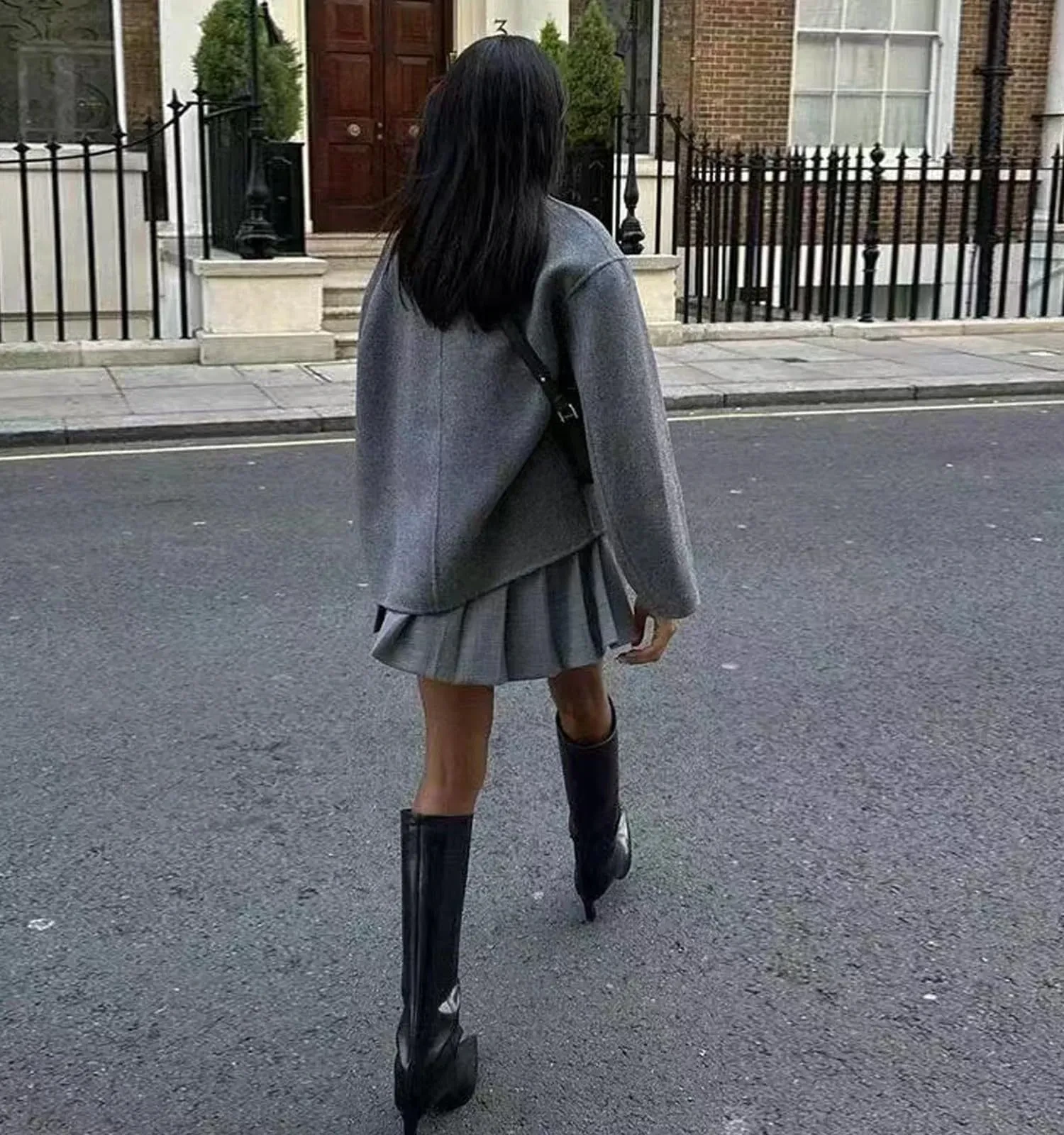 Abrigo de tweed y cuadros cortos con tres filas de botones, tejidos de lana de doble cara