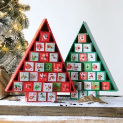 Calendario de madera con decoración navideña