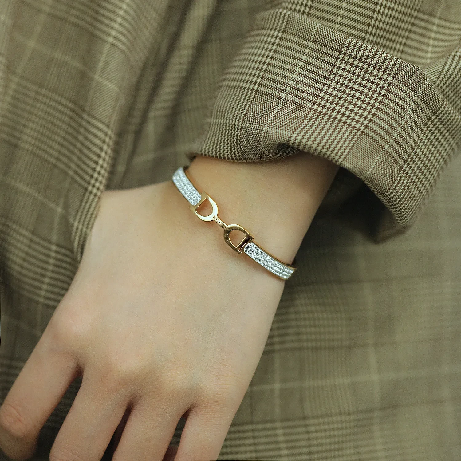 Pulsera de acero de titanio con borlas de lujo y ligera con letra D para mujer