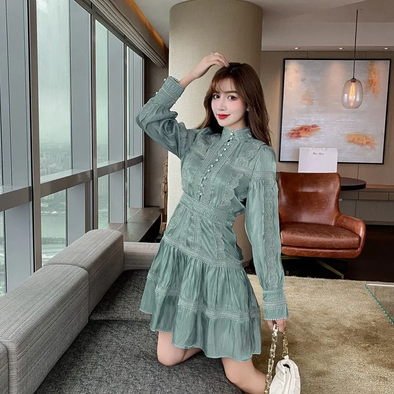 Vestido midi ajustado de cintura alta con mangas abullonadas y lujo francés ligero