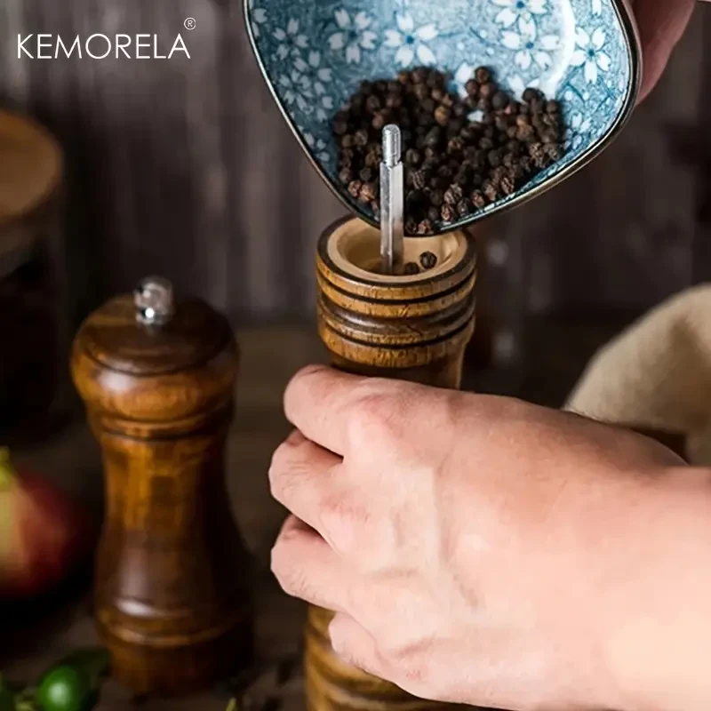 Molinillo de pimienta portátil de madera de roble: perfecto para condimentar tus comidas.