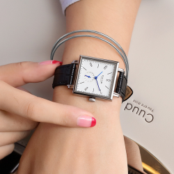 Reloj de cuarzo cuadrado sencillo de moda para hombres y mujeres.