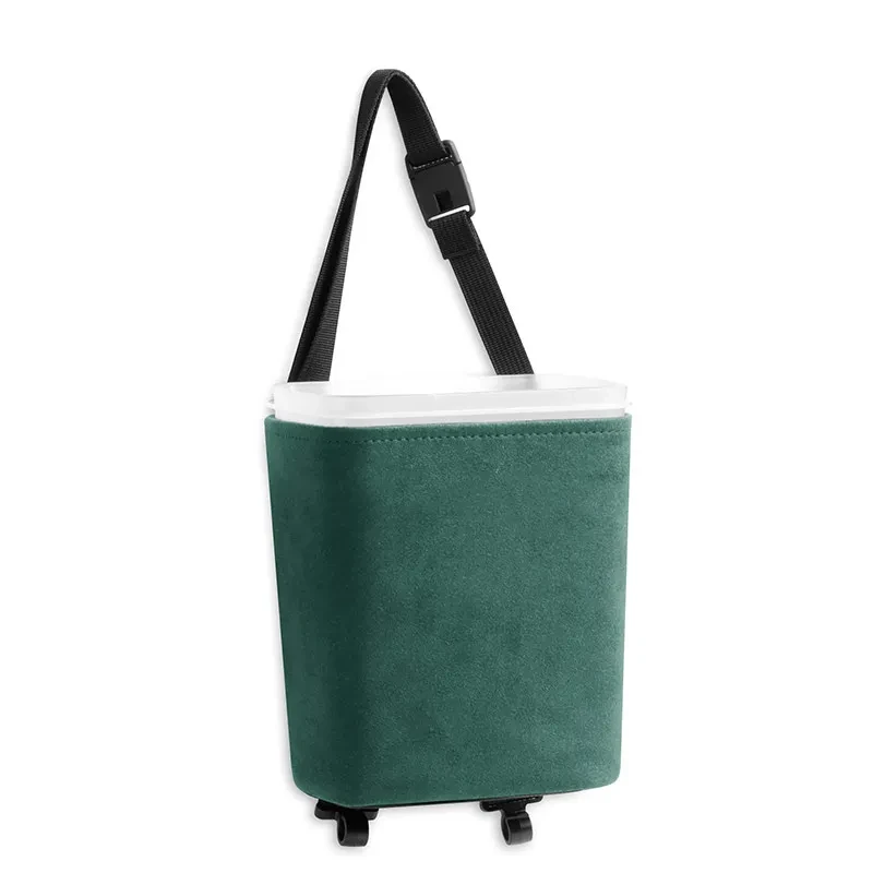 Idea de un coche montado en un cubo de basura