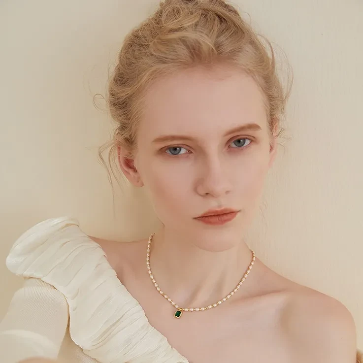 Collar elegante de perlas artificiales esmeralda de lujo para mujer.