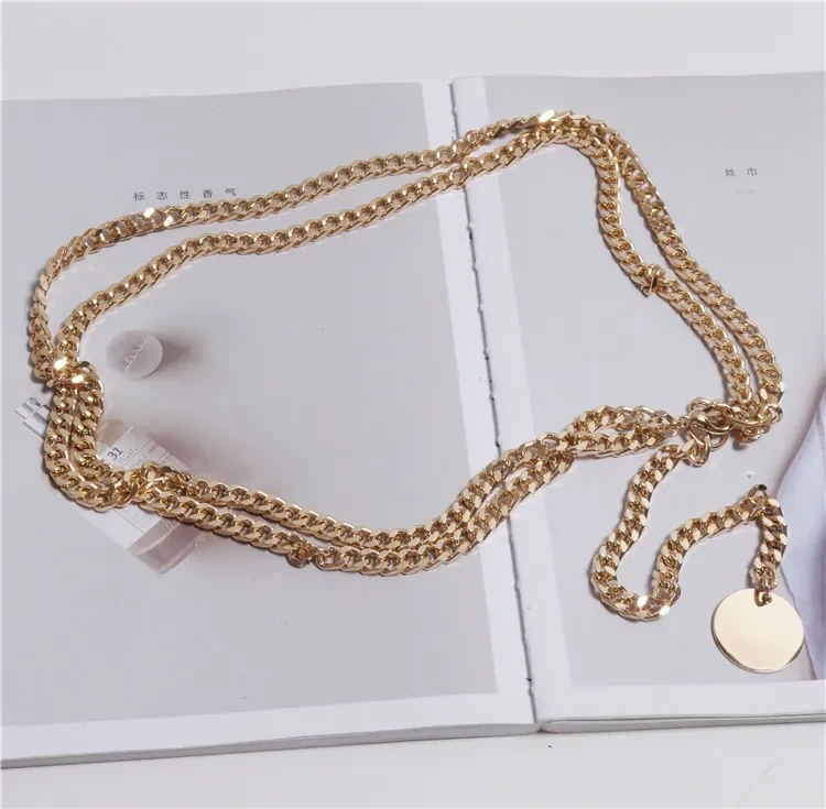 Vestidos de mujer decorados con cinturones finos y cadenas