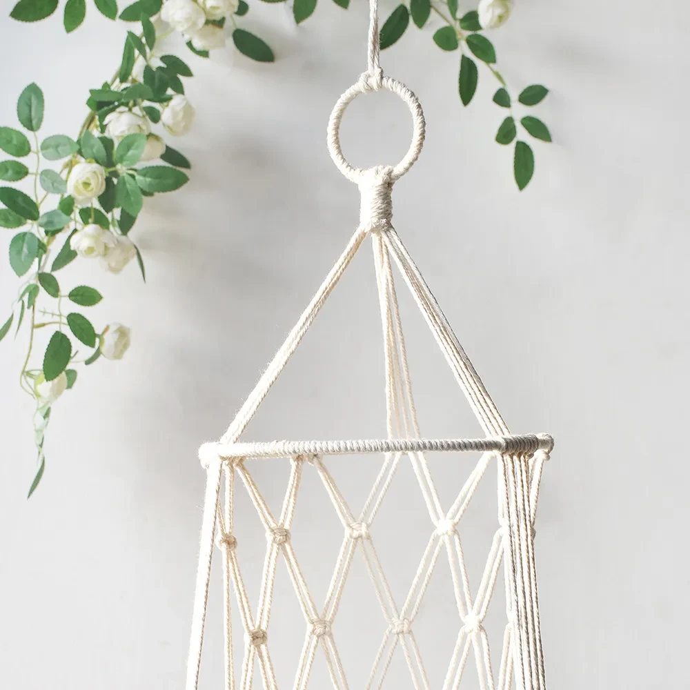 Cama colgante para mascotas con estética de macramé