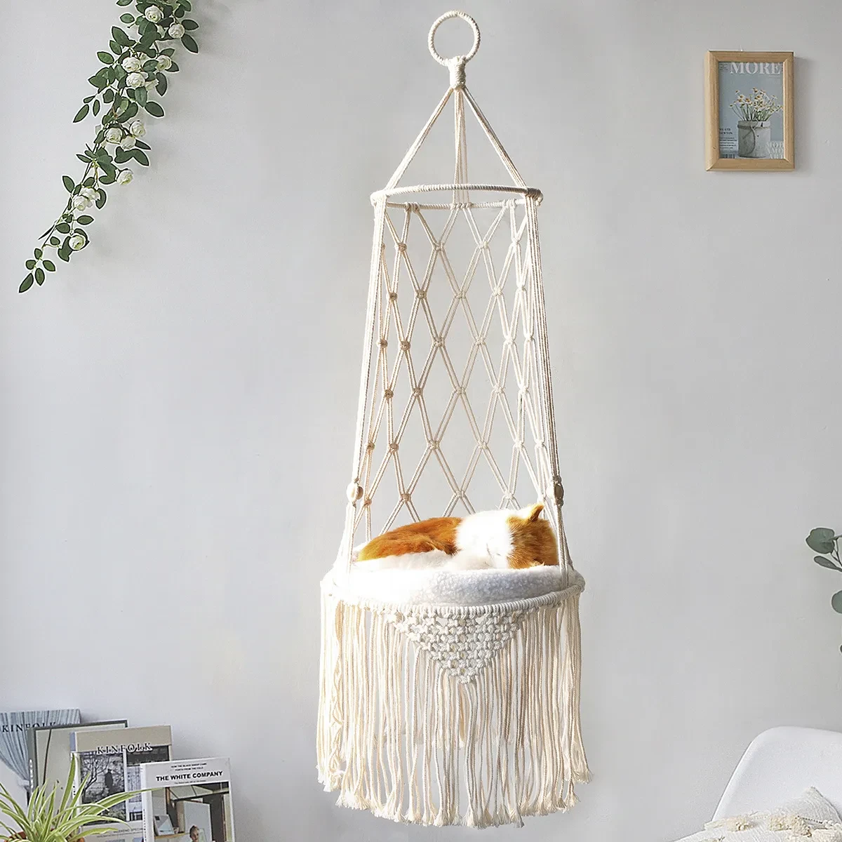 Cama colgante para mascotas con estética de macramé