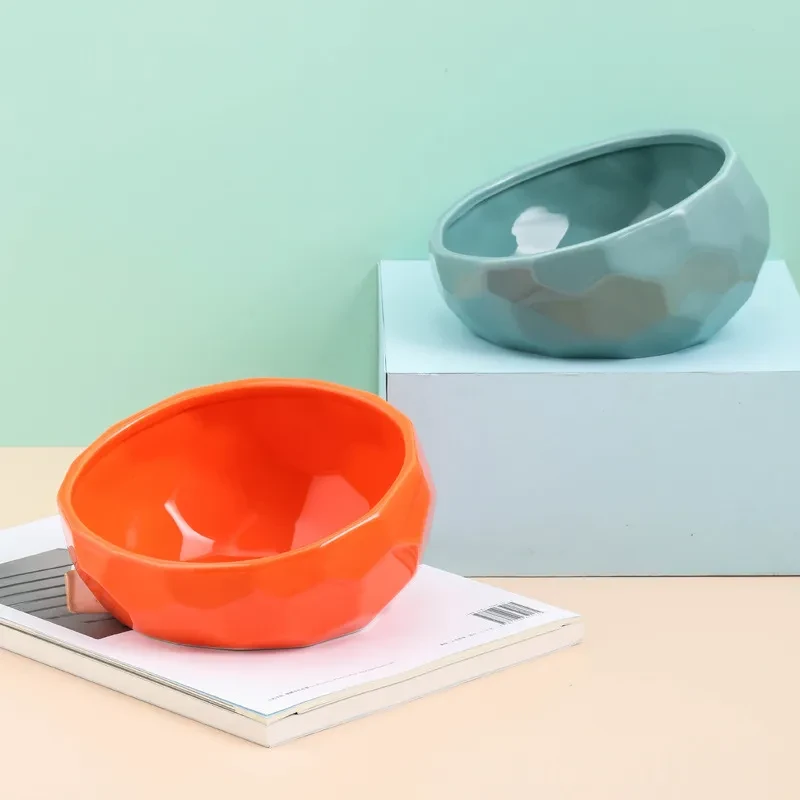 Cuenco de cerámica oblicuo para suministros para mascotas