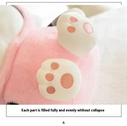 Juguete de peluche de gato con expresión aburrida que se transforma en un regalo de cumpleaños para niños.
