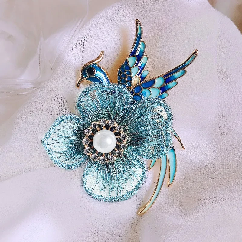 Broche bordado con forma de ave fénix