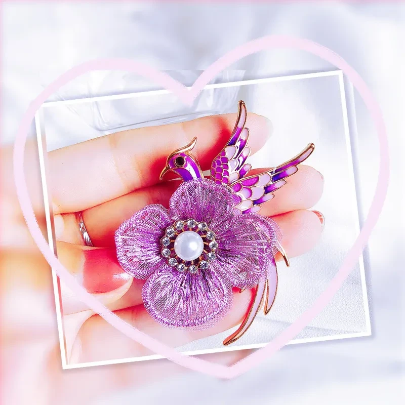 Broche bordado con forma de ave fénix